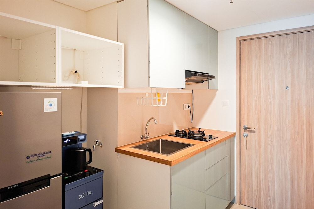 Comfortable 1Br Without Living Room At Apartment Bintaro Embarcadero