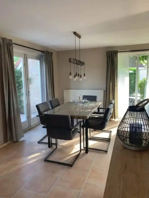 Spacious Stay Near the Sea