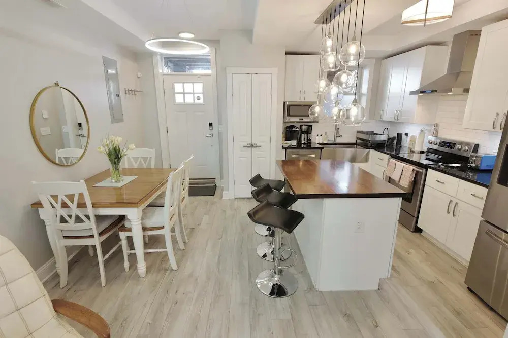 Stellar Stay Near Metro + Parking