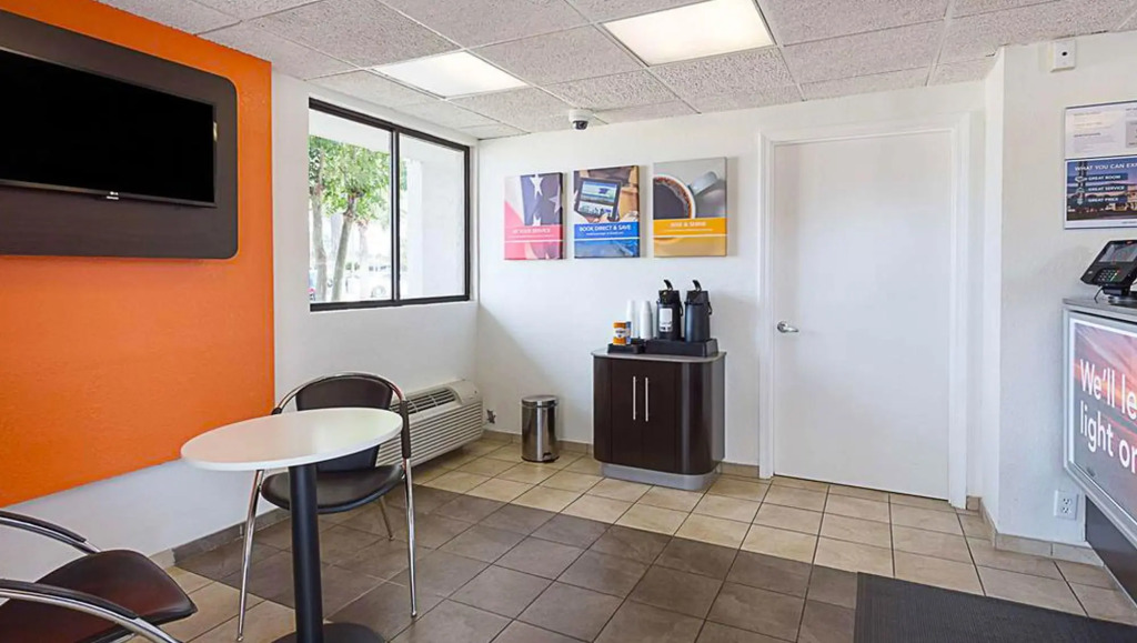Super 6 Inn & Suites Baton Rouge