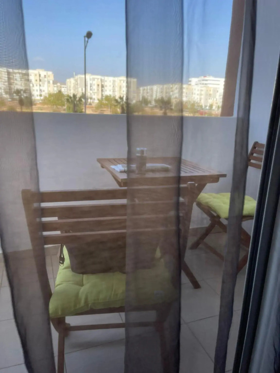 Lovely one-bed flat in secure building with shared swimming pool