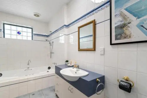 Black Dolphin Waterfront Townhouse - Bay Views
