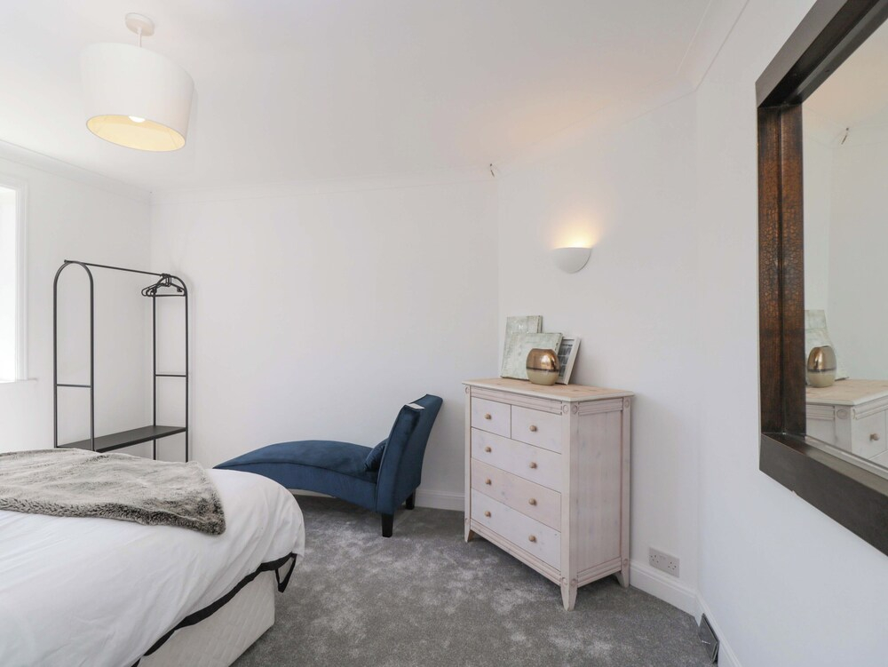 6 Newbridge Gardens