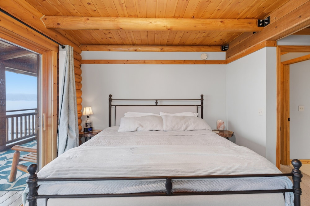 Lakefront Log Cabin With Private Dock, Two Decks & Cozy Comfort at 35mm in Sunrise Beach