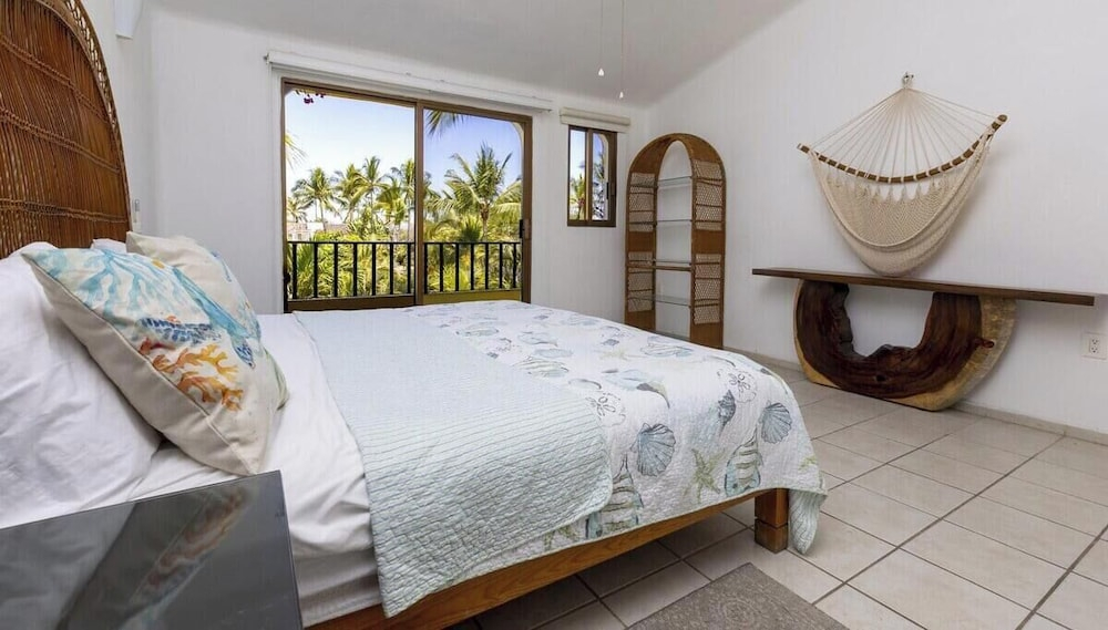 Cozy 3BR House - Front of Marina- Pool