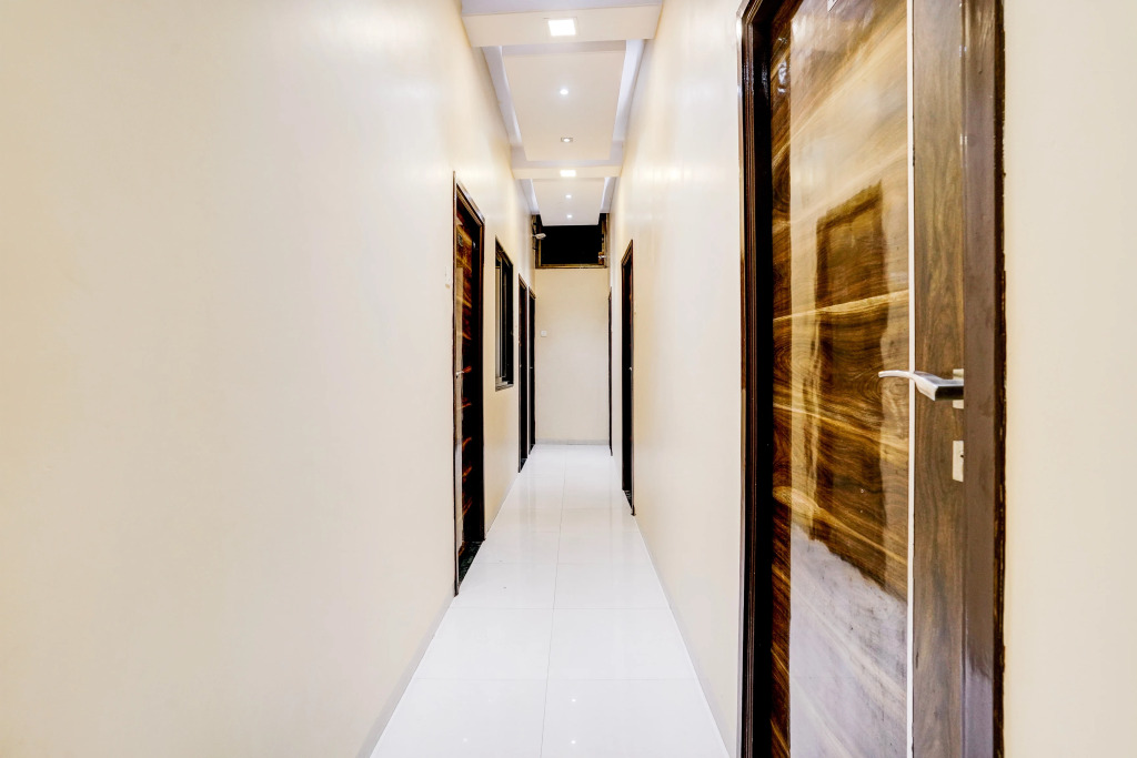 OYO 5352 Hotel Airport Metro