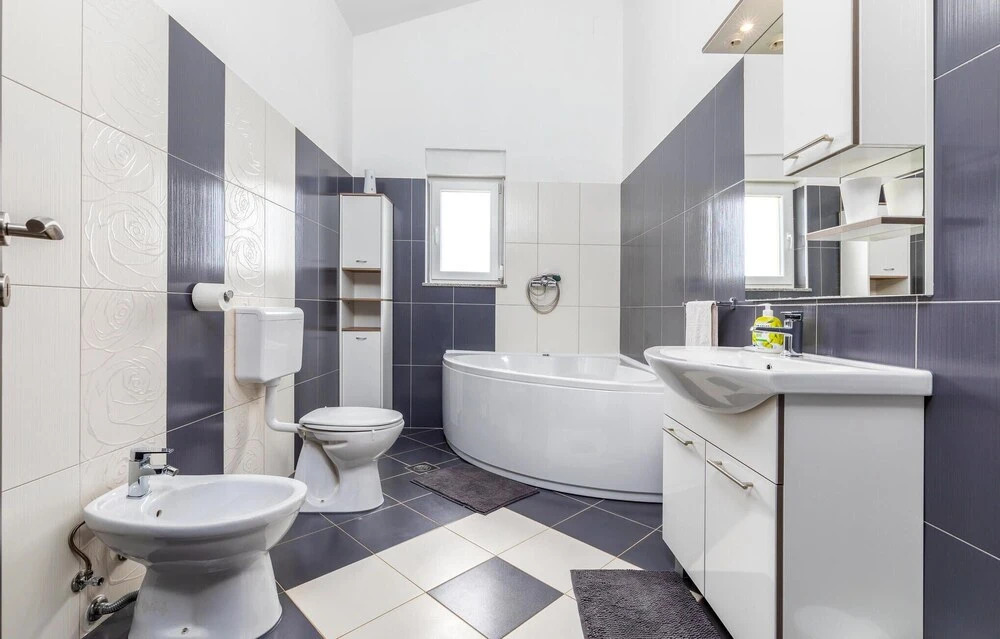 Four-Bedroom Holiday Home In Valbandon