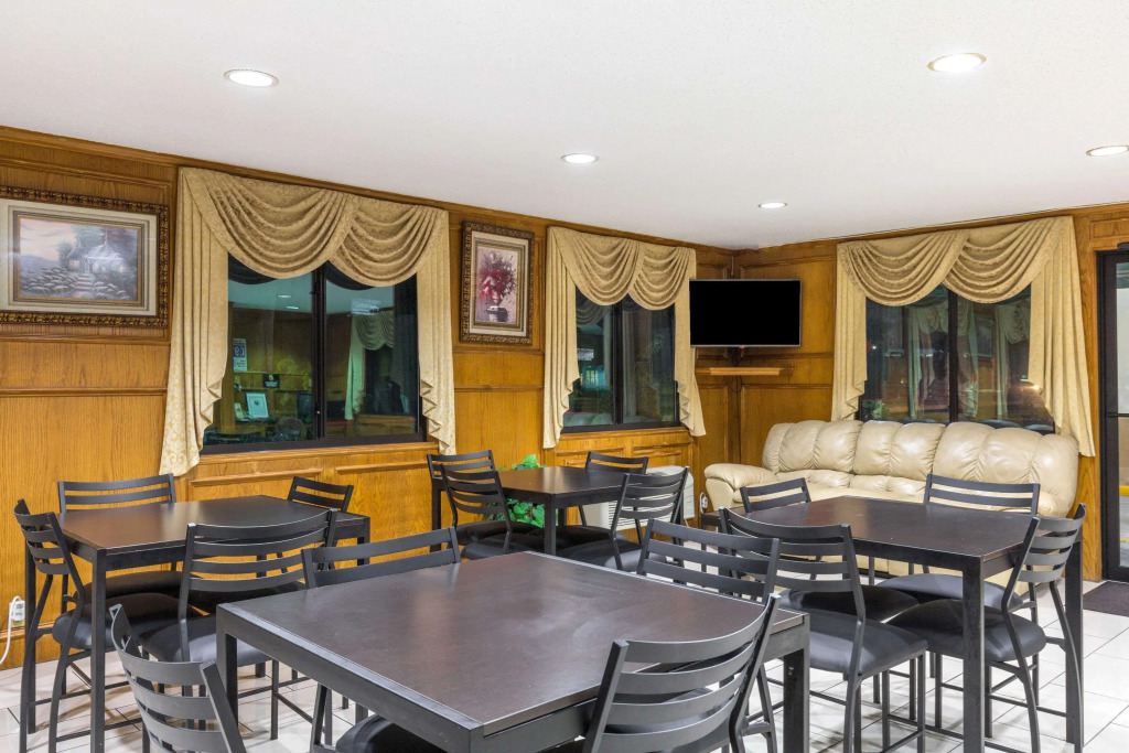 Super 8 by Wyndham League City Kemah Area