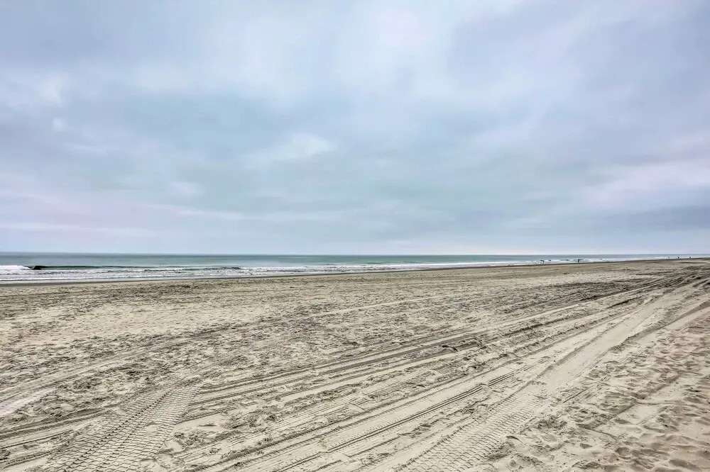 Walk to Ocean: Myrtle Beach House w/ Hot Tub