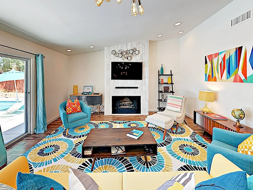 Contemporary - 5 Br Home