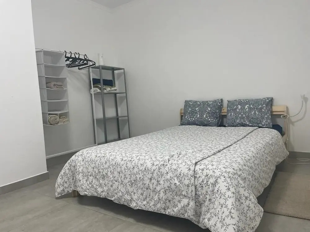 "room in Guest Room - Hostel Próximo A Praia P/ Surf Na Caparica"