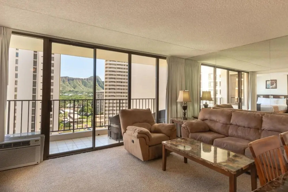 Waikiki Banyan - Pool View Tower 1 Suite 1501