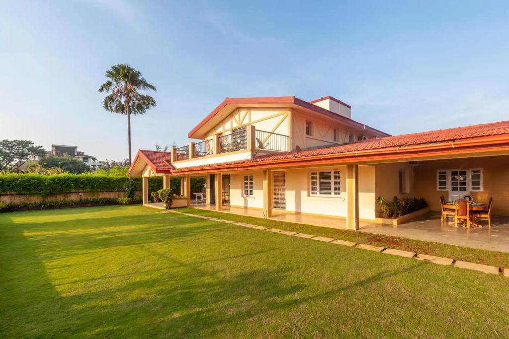StayVistas V Square - Enjoy a pool and indoor games for a leisurely stay