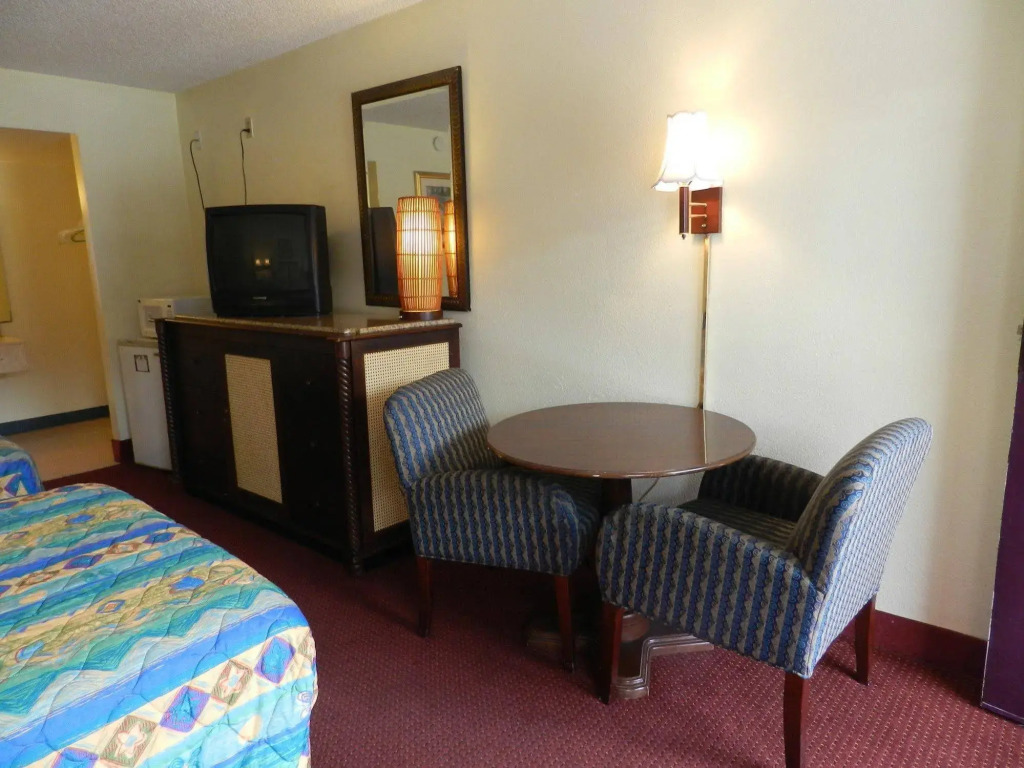 Maple Leaf Inn & Suites