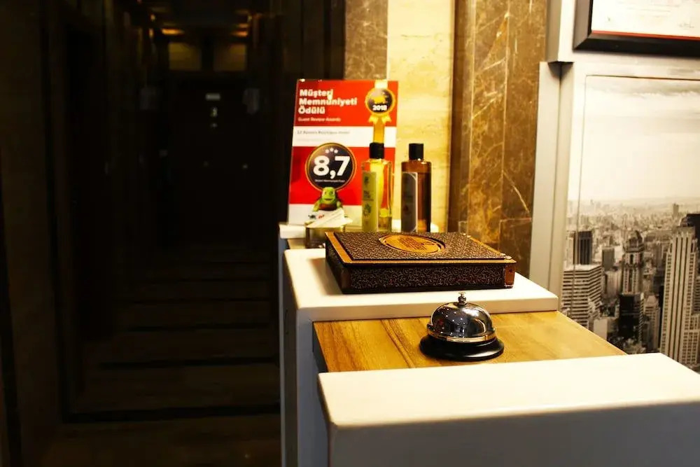 12 rooms hotel