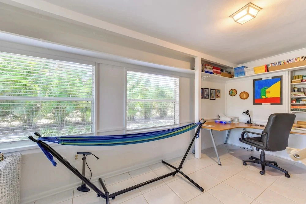 5 Mi to Venice Beach! Remote-work-ready Retreat