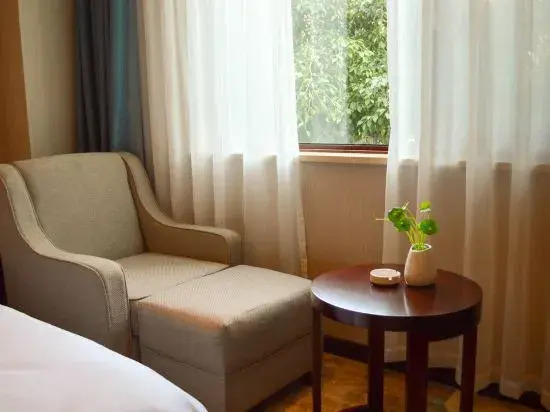 Mangshi Huayou Business Hotel
