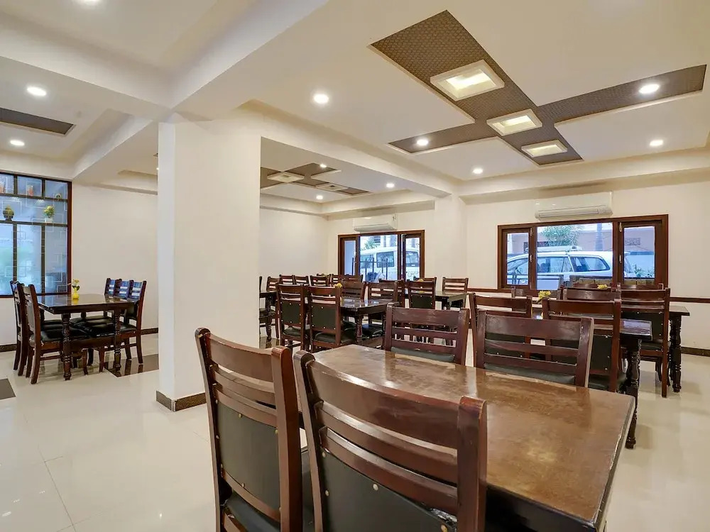Capital O 49135 Sri Simran Park Hotel