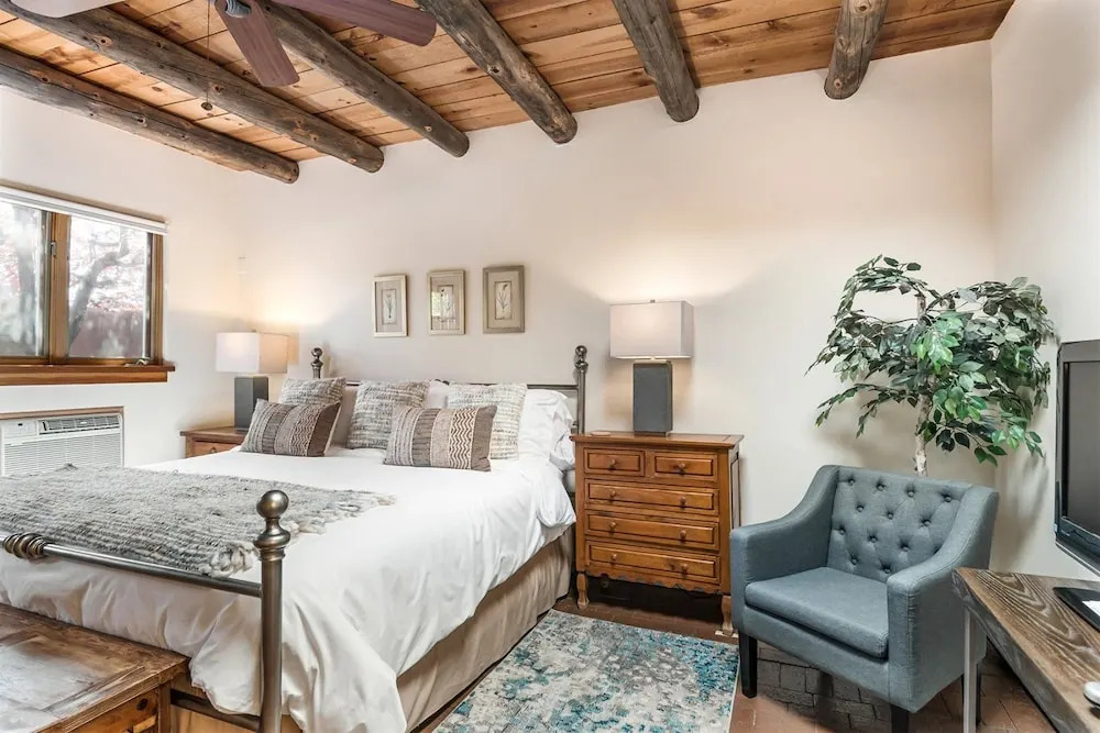 Old Santa Fe Trail - Walk Everywhere, Kiva Fireplace, Amazing Natural Light