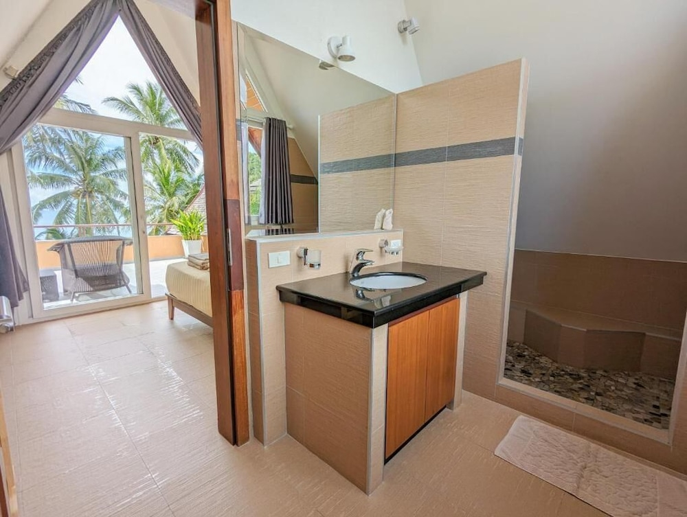 Beachfront 5-bedroom Villa - by KohChangVillas
