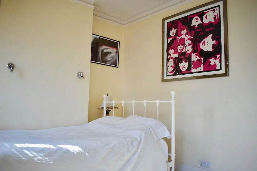 2 Bedroom Wimbledon House With Garden