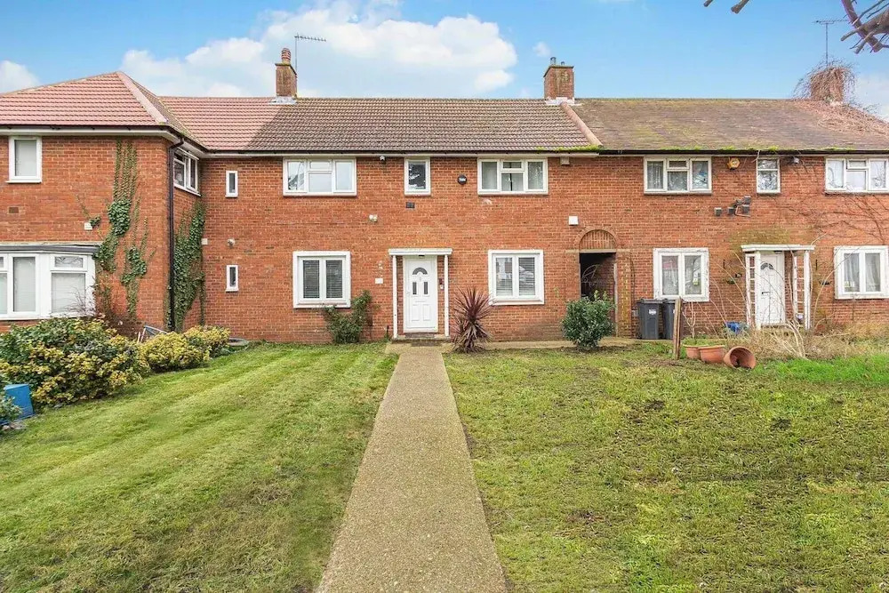 Spacious 3-bed House With car Park Near Heathrow