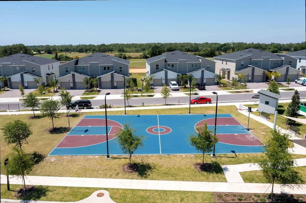Stylish 4Bd w Lake View Pool Kids Themed Room