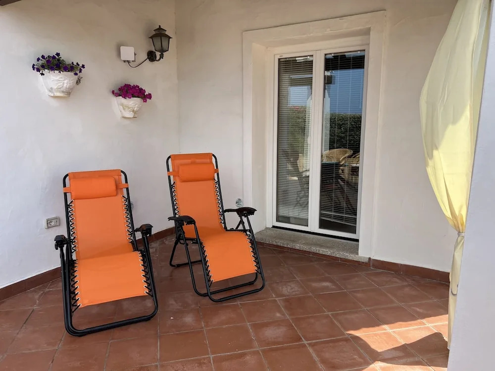 Villa Sleeps 4 With Rooftop Solarium
