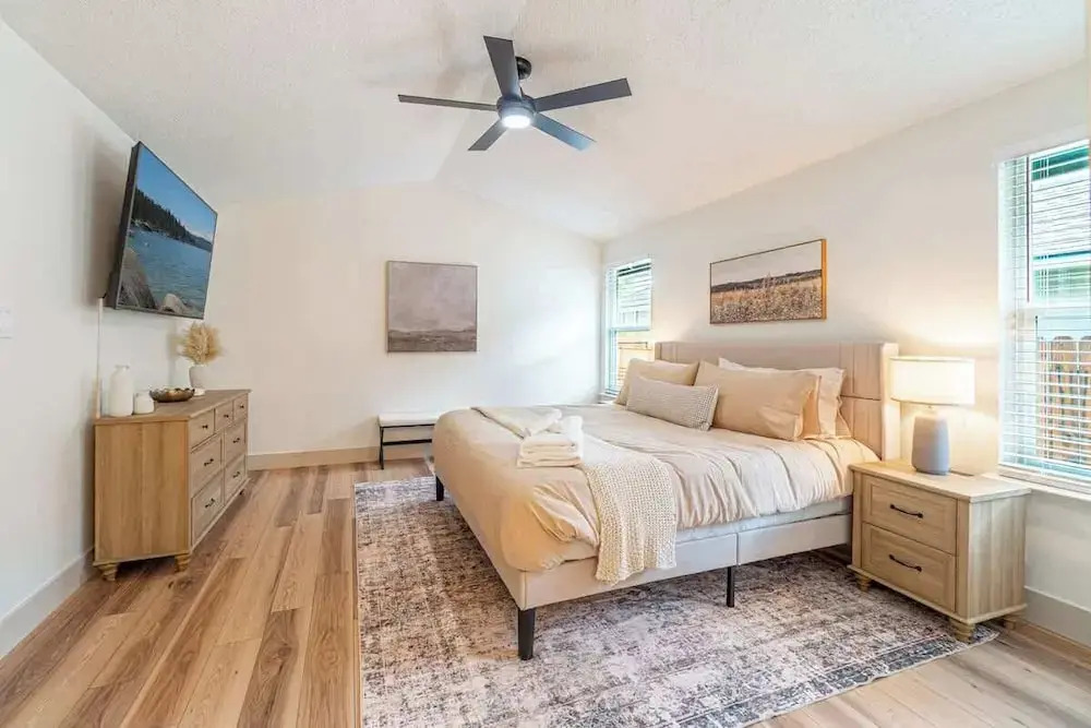 Modern Western Retreat Pet Friendly 4 Bed 2 Bath