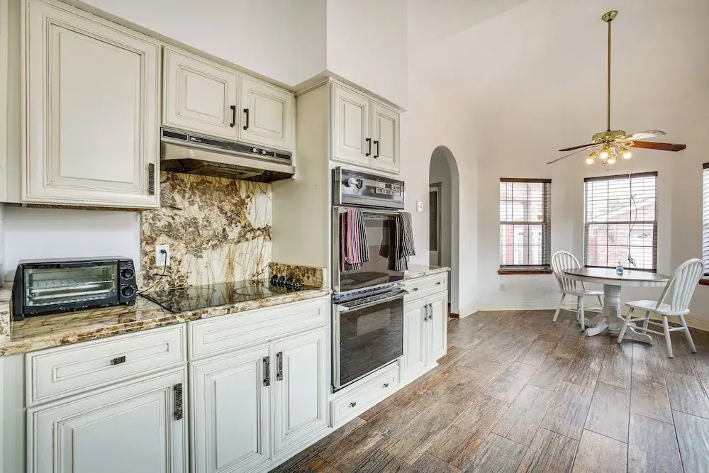 4 Mi to Bourbon St: Spacious Retreat w/ Wet Bar!