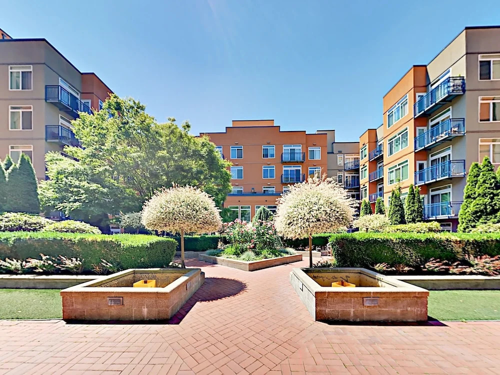 Modern 1br W/ Pool, Spa & Rooftop Deck 1 Bedroom Condo