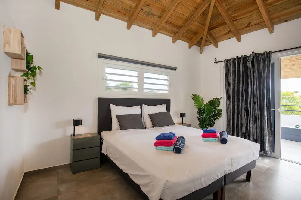 Casa Maria Curacao. Luxury 6 Bedroom Villa Next to Supermarket & Jan Thiel Beach