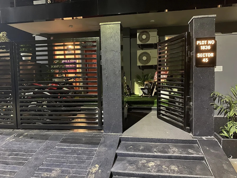 BK Studio And Rooms Near Huda City Centre