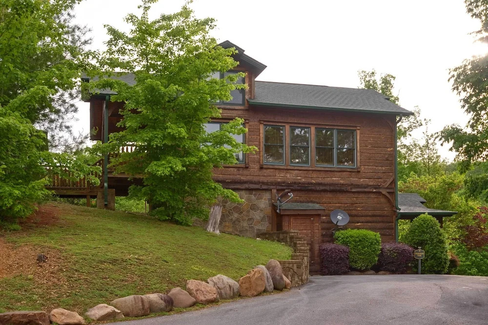 Cabin w/ Hot Tub & Deck, Near Smoky Mtn Trails!