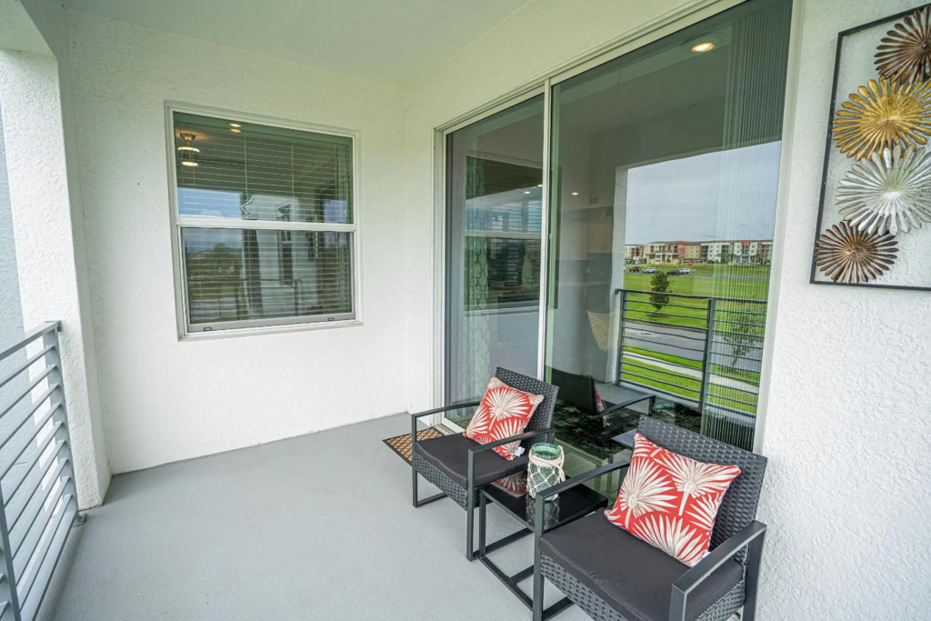 Only 5 Miles from Disney! Free Water Park! 2 Bed, 2 Bath Condo, Sleeps 8