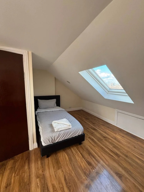 Large & Cozy 5-bed House in a Quiet Dagenham Area