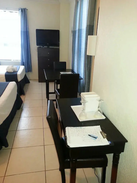 Hollywood Beach Resort- Large Studio Sleeps 4