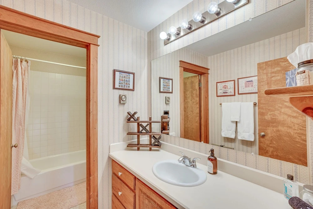 Spacious Ouray Townhome - Walk to Hot Springs!