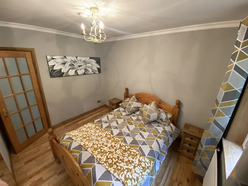 Country Cottage Sleeps 6 w Hot Tub & Dog-Friendly