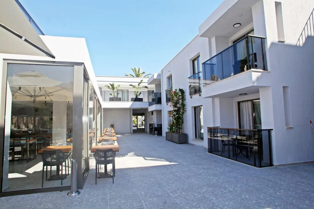 Queen Residence By Important Group Travel
