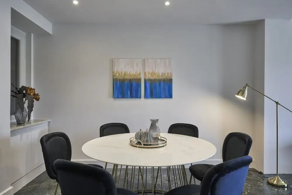 Chic n Bright 3 Bd Apt with Hilton View