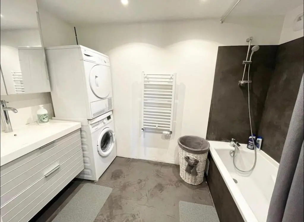 Spacieux & et agréable appartement + balcon et parking