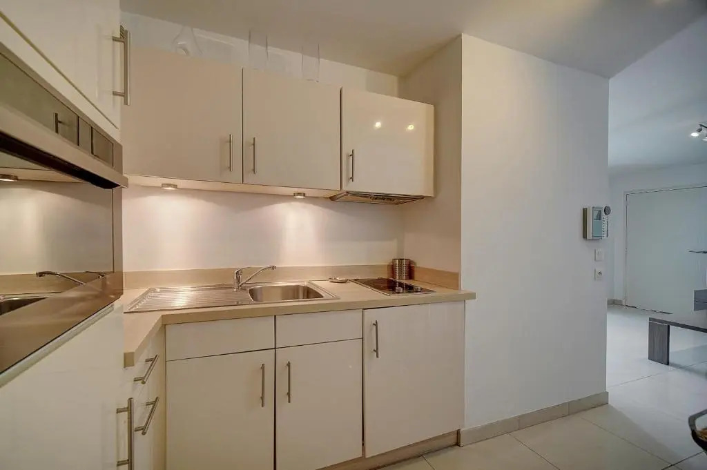 2 PIECES MODERNE AVEC TERRASSE ET PARKING A 3MN DES PLAGES !l- A1B230