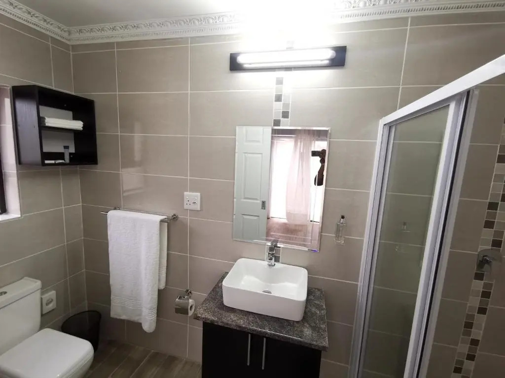 Lucolo Palace B&B - East London