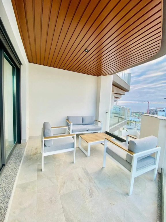 Nuevo y Moderno apartamento con piscina