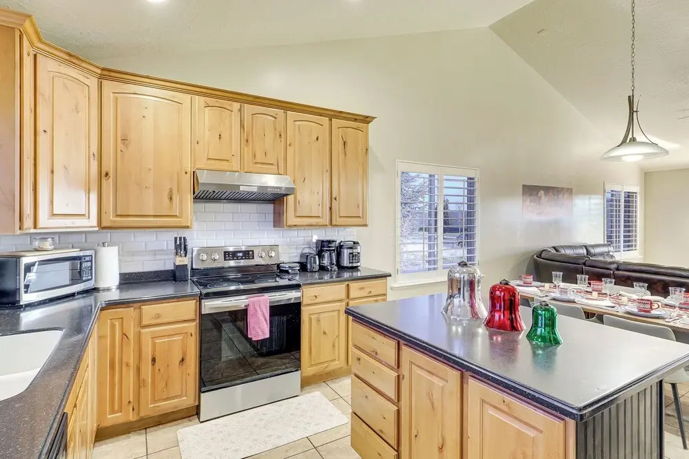 Hike, Golf & Ski: Family Home in South Jordan