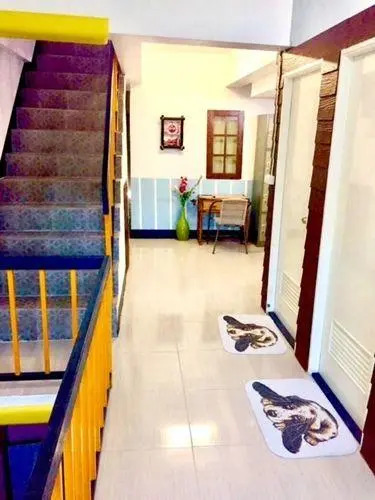 Bann Banburee Hostel & Cafe