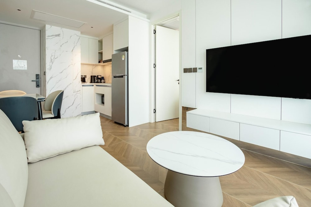 Unit 2303 Beachfront Pool-facing + Sea View