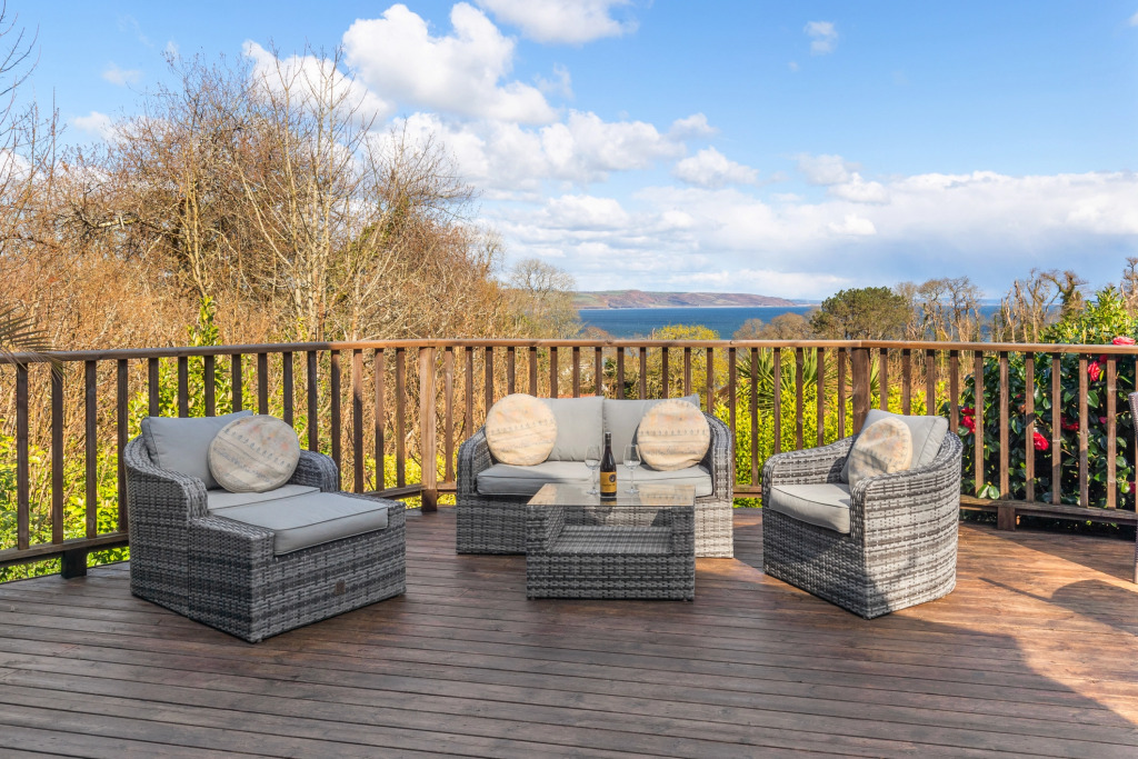 Glendale Cottage - Sea Views, Beach Access, Hot Tub