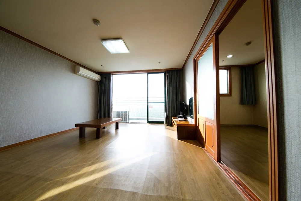 Jung-ang Hitz Condo